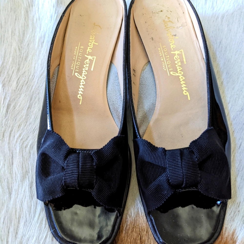 Salvatore Ferragamo pattern leather open toe bow slide on shoes